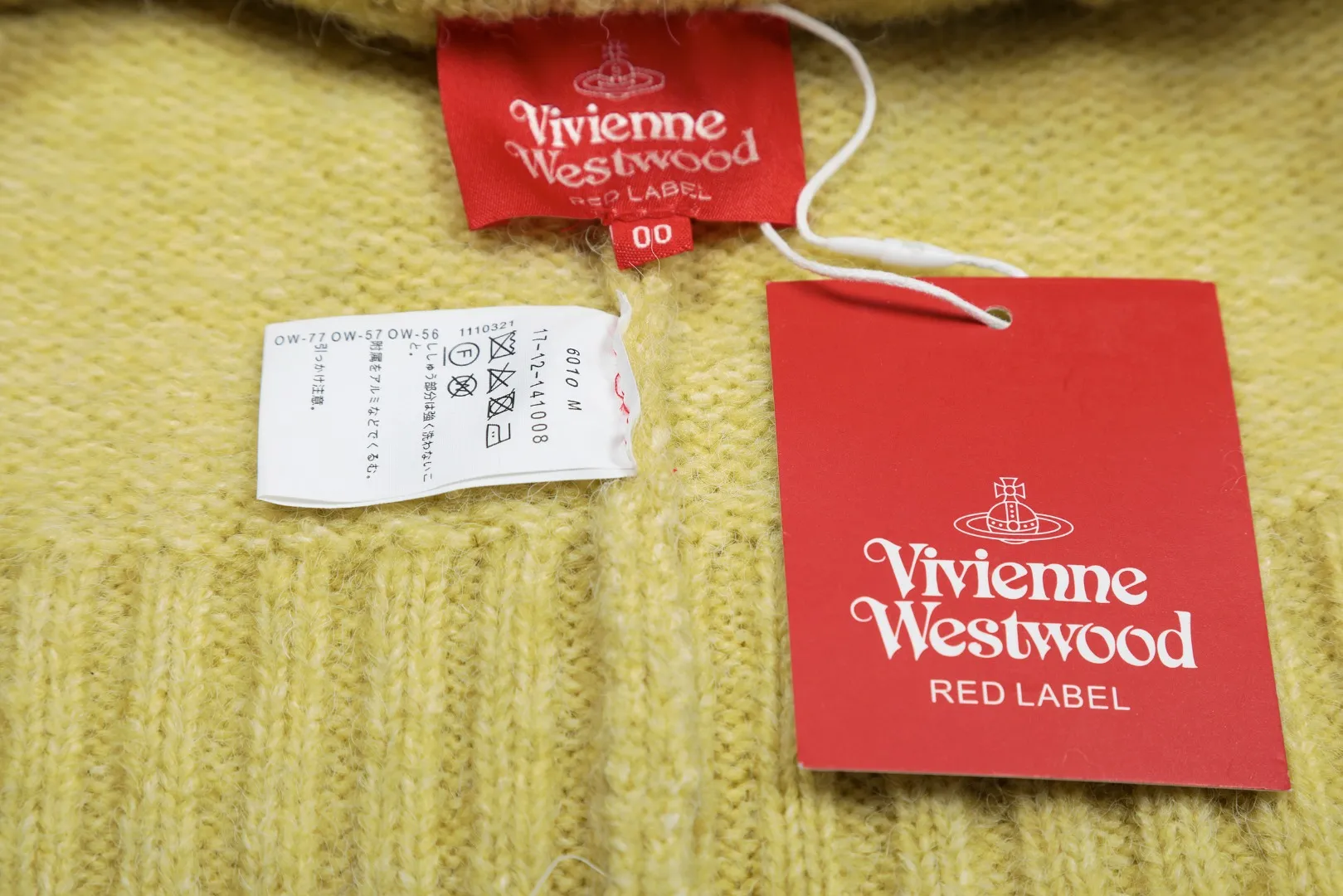 VIVI138# vivienne west wood 25th spring new model, three-color yarn wool splicing embroidered chapter design round neck 🧩 5.5-count custom-woven and dyed tunic hair, definitely not the spandex imitation wool on the market 🧩100% restoration of heavy-duty weaving method loose cuffs restored original pattern 🧩high embroidery density single chapter embroidery 20,000 stitches 🧩100% chemically tested custom-woven and dyed wool, 0 color difference. Size: 1 yard (90-110 pounds) 2 yards (110-130 pounds) 3 yards (130-150 pounds) Color: gray yellow